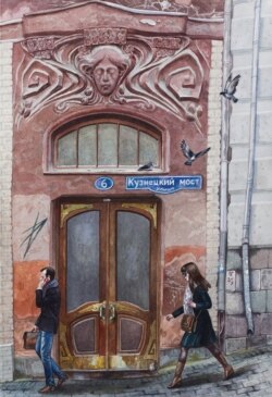 Mladi Rusi koračaju ispred ulaza u ulici Kuznjecki Most.