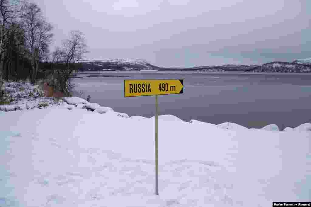 A sign indicating the proximity of the Russian-Norwegian border.