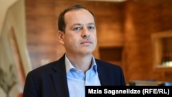 ლაშა პაპაშვილი: „ეს საჭირო არ არის, მაგრამ შეიძლება ოპერატიული ინფორმაცია სჭირდებოდათ და არ ვამტყუნებ“.