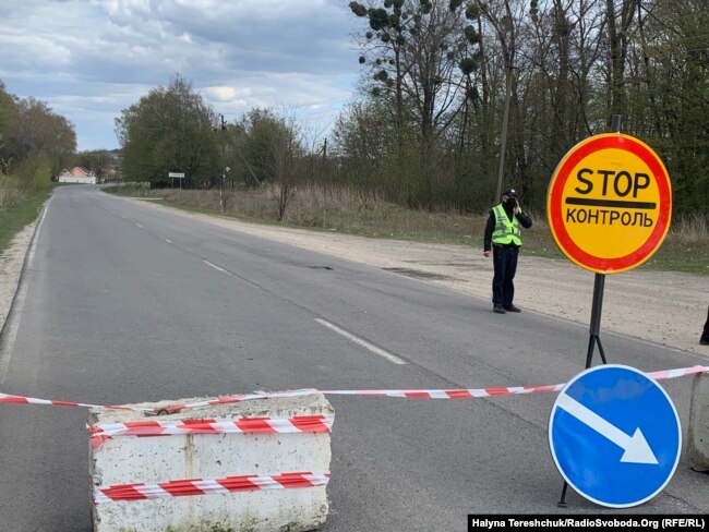 Один із блокпостів перед в'їздом у Почаїв