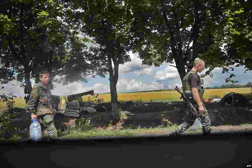 Українські солдати йдуть по воду повз бойові позиції на КПП біля Слов&rsquo;янська, 11 червня 2014 року