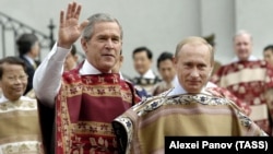 Президенты США и России Джордж Буш и Владимир Путин на саммите АТЭС в Чили, 21 ноября 2004 года