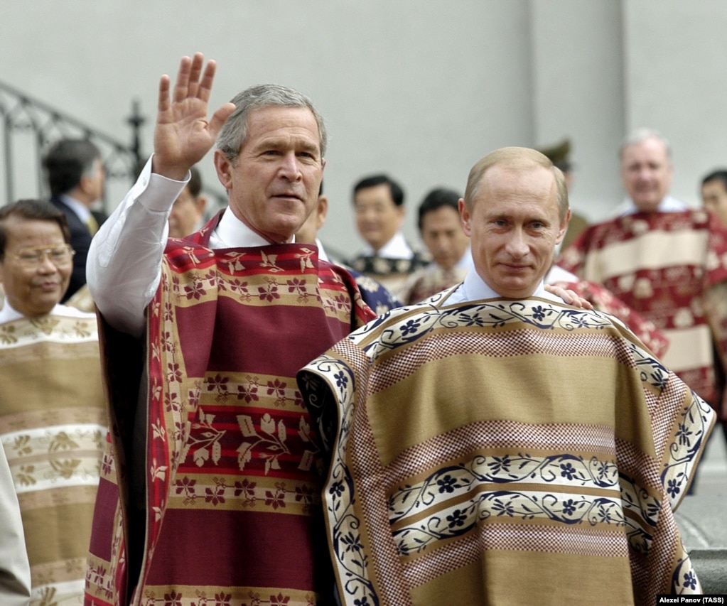 Putin dhe Bush shihen të veshur me ponço kiliane teksa mbërrijnë për një sesion zyrtar fotografik të liderëve të APEC-ut në pallatin La Moneda në Santiago, më 21 nëntor 2004.