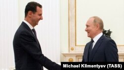 Сириянын президенти Башар Асад (солдо) менен орус президенти Владимир Путин. 