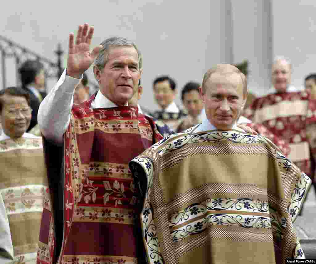 Președintele Federației Ruse, Vladimir Putin și președintele SUA, George Bush, împreună cu alți lideri ai țărilor APEC, la summitul din Chilie, noiembrie 2004