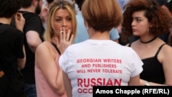 Учасниці мітингу в Тбілісі 23 червня 2019 року. Напис на футболці однієї з них: «Грузинські письменники та видавці ніколи не миритимуться з російською окупацією»