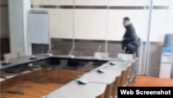 "ЛГБТ насихатына тыйым салуды" қарастыратын түзету талқылануы тиіс болған қонақүй. Астана, 12 қараша 2025 жыл.