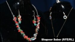 گردن بند دست ساخت در نمایشگاه زنان تجارت پیشه در هرات