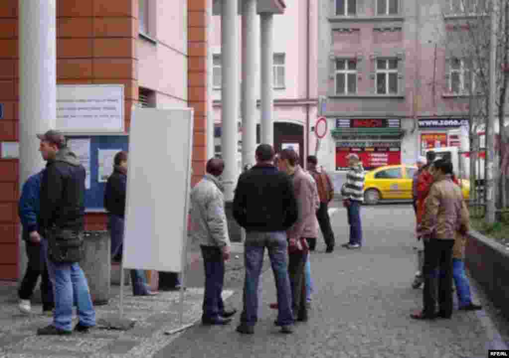 Poliţia pentru străini din Praga, în aşteptarea vizelor noi