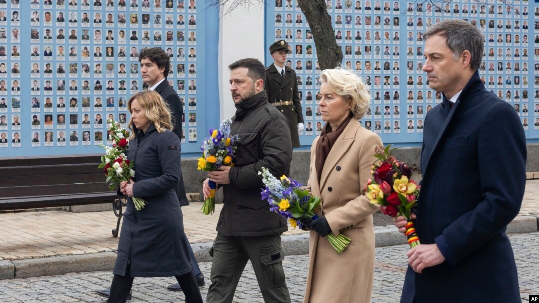 Prim-ministrul canadian Justin Trudeau, premierul italian Giorgia Meloni, președintele ucrainean Volodimir Zelenski, președintele Comisiei UE Ursula von der Leyen și prim-ministrul belgian Alexander De Croo participă la ceremonia de la Zidul Comemorarii din Kiev, 24 februarie.