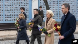 Left to right: Canadian Prime Minister Justin Trudeau, Italian Prime Minister Giorgia Meloni, Ukrainian President Volodymyr Zelenskiy, EU Commission President Ursula von der Leyen, and Belgian Prime Minister Alexander De Croo attend a ceremony at the Wall of Remembrance in Kyiv on February 24. 