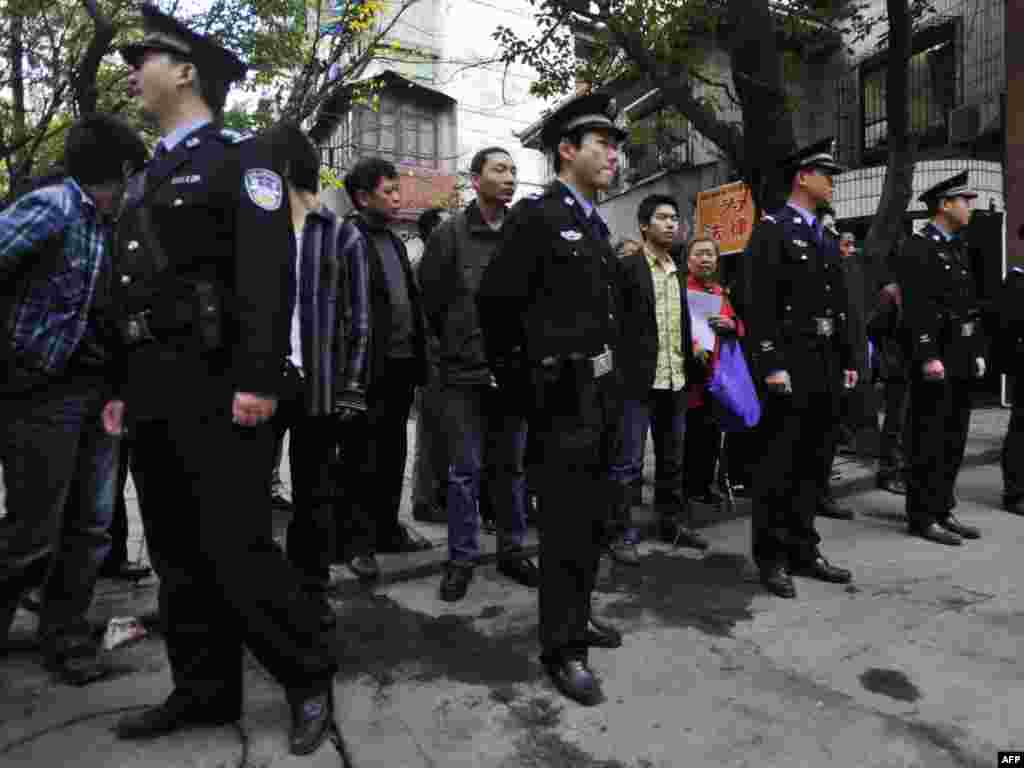 Кітайская паліцыя ахоўвае будынак суду, дзе адбываецца працэс над былым высокім чыноўнікам, якога вінавацяць у спрыяньні арганізаванай злачыннасьці.