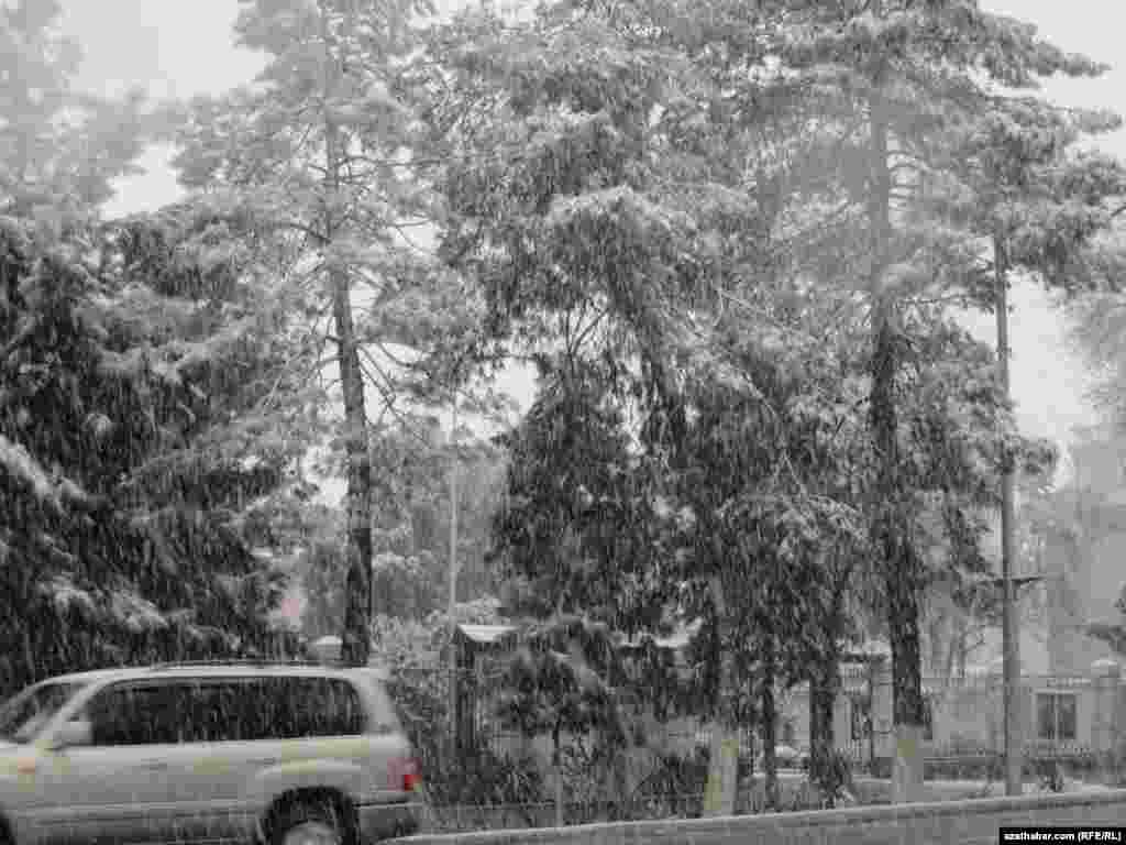 Aşgabatda gar ýagdy