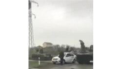 Танк наехал на легковушку