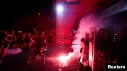 Antivladini demonstranti sukobljavaju se sa policijom za razbijanje demonstracija tokom protesta na univerzitetskom kampusu u Novom Sadu, Srbija, 5. septembra 2025.