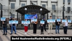 Акція «Ходіння по колу» від ініціативи «КримSOS» під посольством Росії в Києві, 26 травня 2021 року