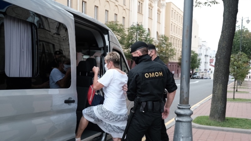 Minskde žurnalistler  KGB binasynyň golaýynda, metbugata garşy basyş sebäpli tussag edildi