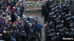 Сотрудники сил безопасности окружают протестующих. Минск, 15 ноября 2020 года.