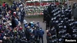 Bjellorusi - Policët rrethojnë demonstruesit gjatë një proteste në kundërshtim të rezultateve të zgjedhjeve presidenciale në Minsk, 15 nëntor 2020