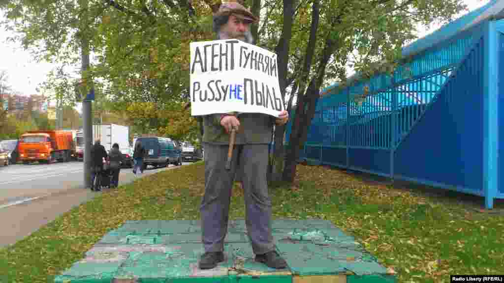 Un protestatar Pussy Riot &icirc;n apropierea tribunalului.