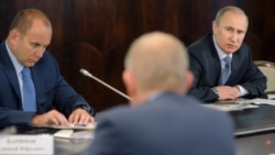 Эдуард Бендерский и Владимир Путин на встрече президента России с активистами “Народного фронта”, 11 января 2012 года