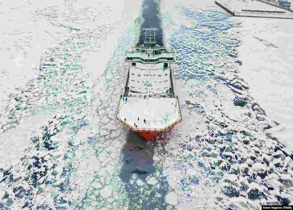 The new Russian icebreaker ship Andrei Vilkitsky makes its way on the Neva River. (TASS/Anton Vaganov)