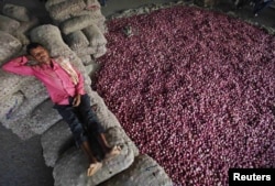 Продавец лука на рынке в северном индийском городе Чандигарх. Цены на лук за последние две недели в стране поднялись на 15 процентов. Март 2026 года