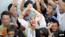 Rita Ora me fëmijë nga Kosova gjatë xhirimit të video spotit për "Shine Ya Light"