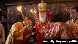 Патриарх Филарет во время богослужения во Владимирском соборе Киева