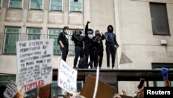 Proteste la Londra, în apropierea ambasadeai Statelor Unite, 6 iunie 2020. 