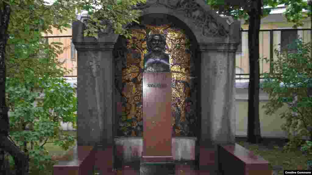 Куинджи был похоронен на&nbsp;Смоленском кладбище в Петербурге. В&nbsp;1952&nbsp;году прах художника был перенесен в&nbsp;некрополь мастеров искусств на Тихвинском кладбище в Александро-Невской лавре