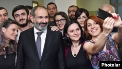 Armenia - Employees of the Synopsys Armenia IT company take a selfie with Prime Minister Nikol Pashinian in Yerevan, 19 June 2018.