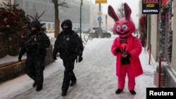 Российские полицейские патрулируют улицы Москвы, 16 февраля 2026 года