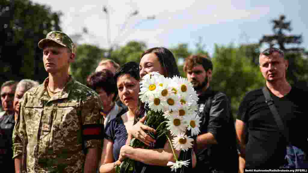 Під час прощання жінки не могли втримати сліз