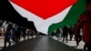 پرچم فلسطینی‌ها در یک راهپیمایی اعتراضی در کرانه باختری که مقر تشکیلات خودگردان فلسطینی است