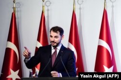 Berat Albayrak, la o conferință de presă din 10 august 2018, la o lună de la preluarea funcției. Ginerele președintelui turc a demisionat brusc pe 10 noiembrie 2020.