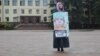 В Сочи активистка пикетировала мэрию под лозунгом “Коррупция убивает”