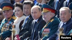 Rusiya prezidenti Vladimir Putin, Çin lideri Xi Jinping və Qazaxıstan prezidenti Nursultan Nazarbaev 9 May paradında - 2015