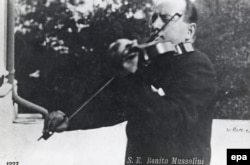 Бенито Муссолини был человеком разносторонних дарований – например, неплохо играл на скрипке. Стать диктатором-виртуозом у него, однако, не получилось