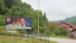 Pocijepani bilbord u naselju Učina Bašča