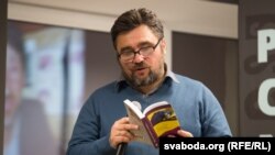 Зьміцер Бартосік падчас прэзэнтацыі кнігі «Быў у пана верабейка гаварушчы...» ў Менску