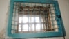 Вікно з трьома рядами ґратів в одній із в’язниць в Україні