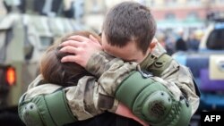 پلیس اوکراینی پیش از اعزام به شرق آن کشور با همسرش وداع می‌کند