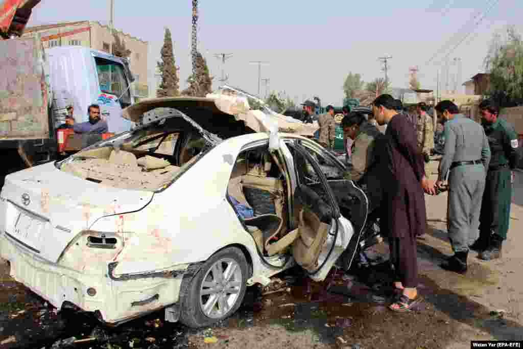 АВГАНИСТАН - Новинарот на Радио Слободна Европа, Илјас Даје, беше убиен денеска во авганистанската провинција Хелмад, откако експлодирала бомба поставена на неговиот автомобил. Омер Зак, портпарол на гувернерот на провинцијата, за Радио Слободна Европа изјави дека бомбата прикачена на автомобилот на Даје го убила новинарот и повредила уште тројца, вклучувајќи го и неговиот брат.