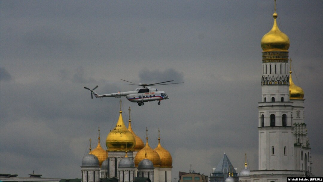 Russia -- Helicopter with Russian President Vladimir Putin lending in Kremlin 