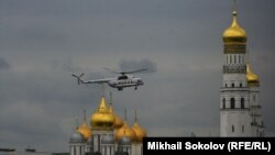 Russia -- Helicopter with Russian President Vladimir Putin lending in Kremlin 