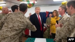 Presidenti amerikan, Donald Trump dhe Zonja e Parë, Melania Trump gjatë vizitës së tyre në Irak.