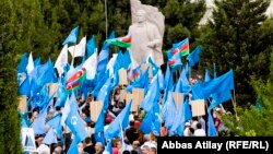 M.Ə.Rəsulzadənin Novxanıdakı abidəsinin önü