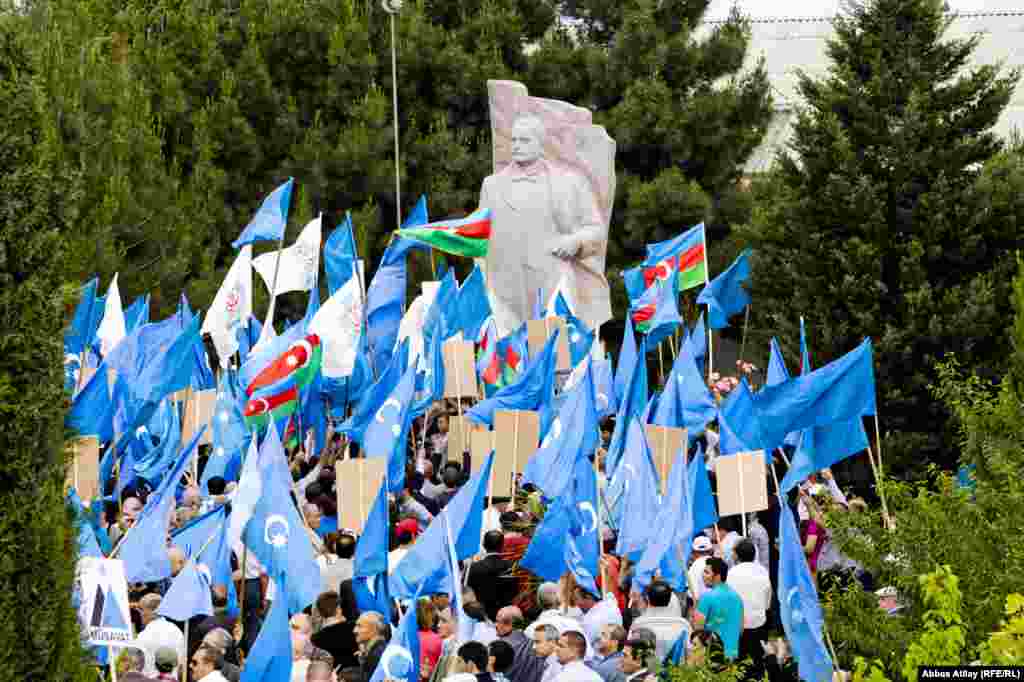 Yürüşün saat 12-də başlanacağı elan olunsa da, Müsavat partiyasının üzvləri daha öncədən meydanda idilər.