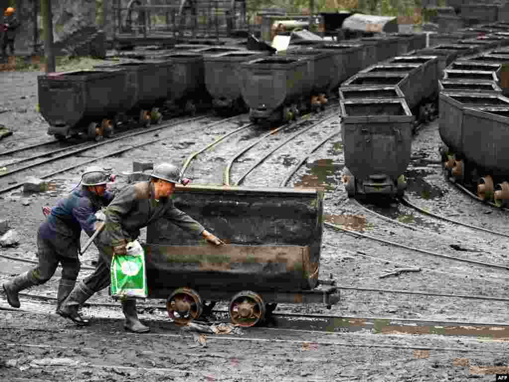 Кітайскія шахтары ў правінцыі Сычуань на шахце, якая мае быць зачыненая паводле загаду ўладаў